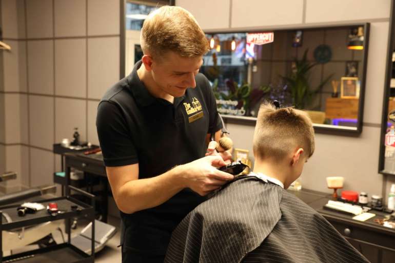 Barber shop Cesu iela 31/2, pakalpojums: matu griesana zenam ar matu trimmeri viriesu frizetava